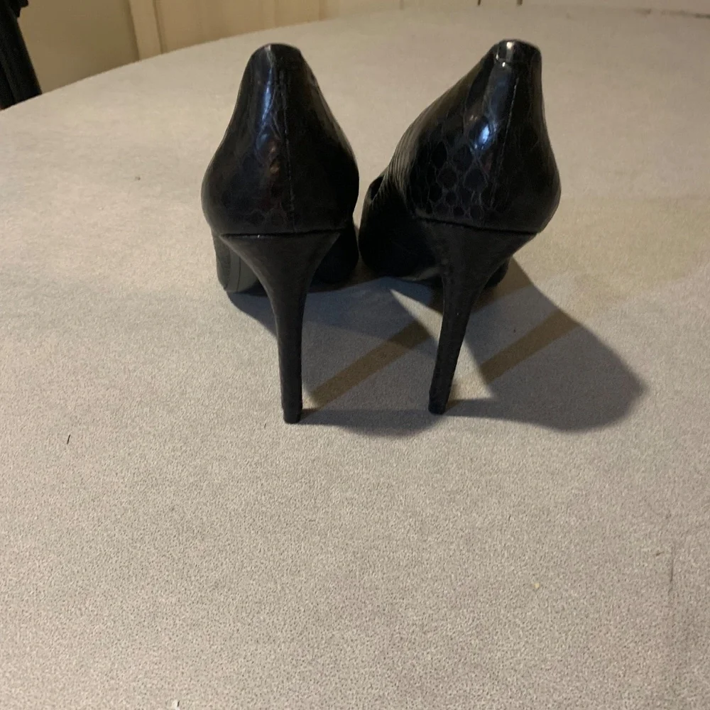 Vince Camuto Black Snakeprint Leather Pumps sz 9 M
